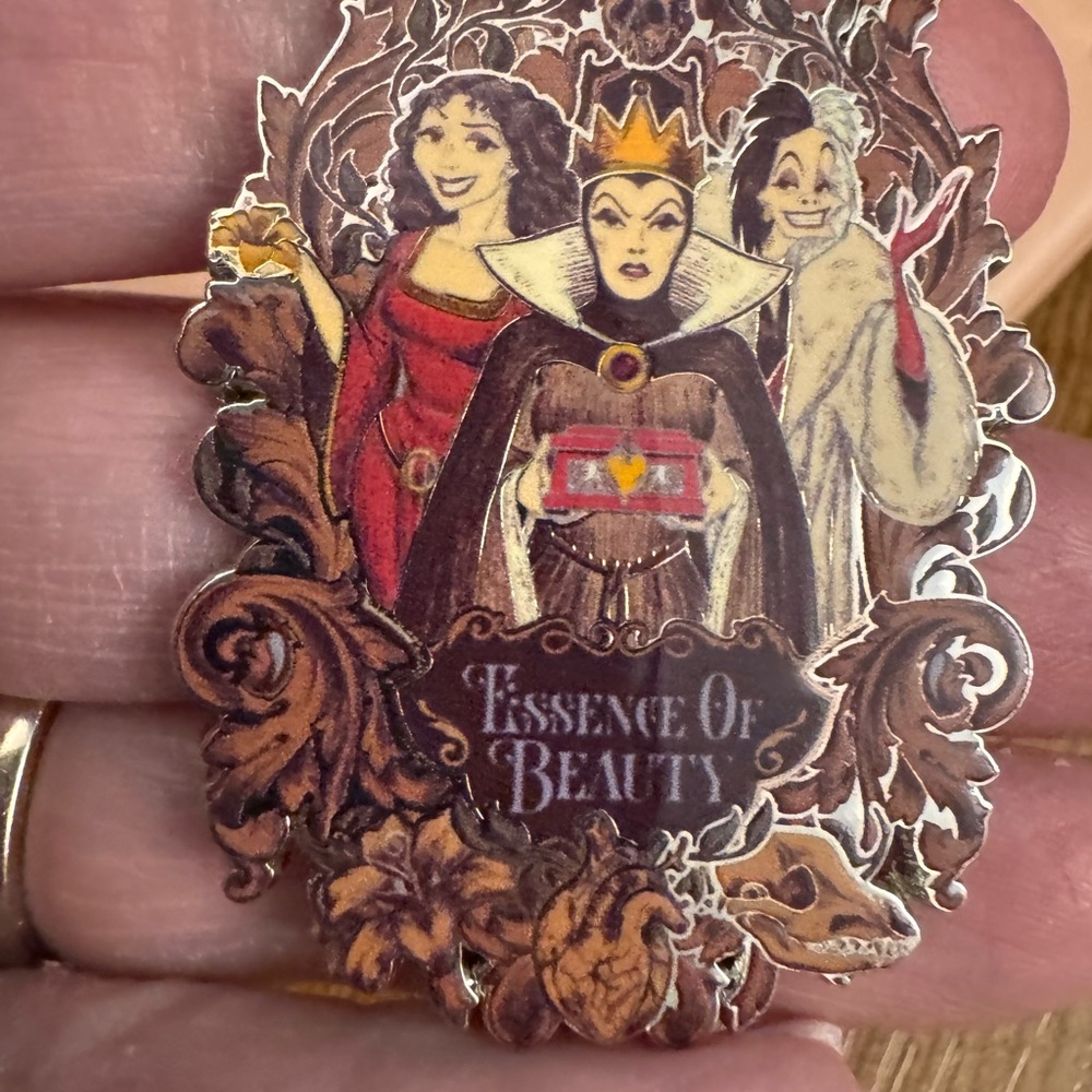 One “LOT” of excellent condition Disney Pins. 25 pins in total. - Picture 13 of 16